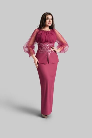 فستان كلاسيكي بطابع فكتوري مزين بإكسسوار و شك سيلاني