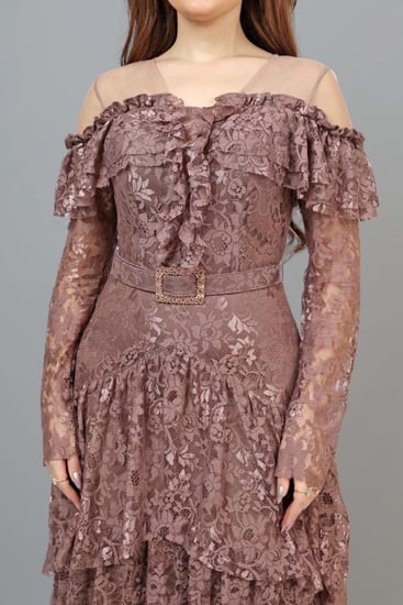 فستان ناعم دانتيل بأكمام طويلة وحزام أنيق