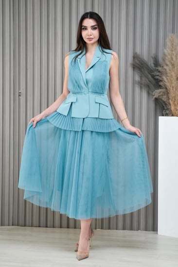 طقم نسائي لون سماوي جاكيت وتنورة تل