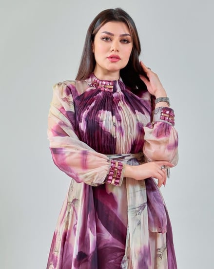 فستان مشجر طويل بنقشة فاخرة وحزام أنيق