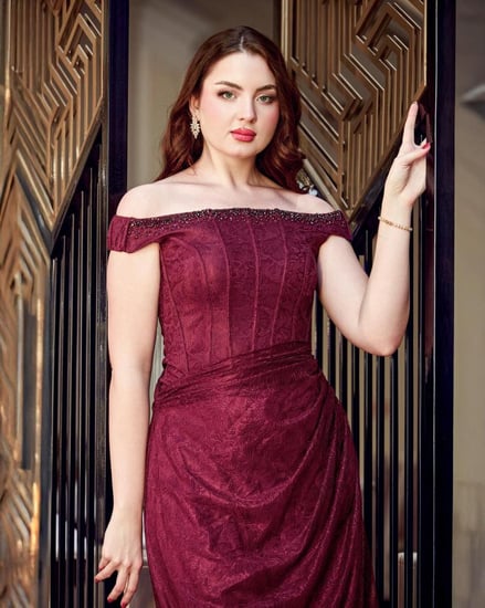 فستان سهرة دانتيل طويل برغندي مزين بكريستالات