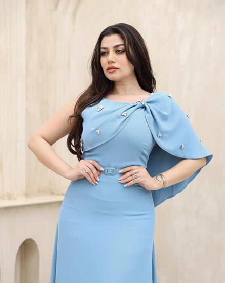 فستان ناعم كريب أنيق مزين بكريستال يدوي على الصدر