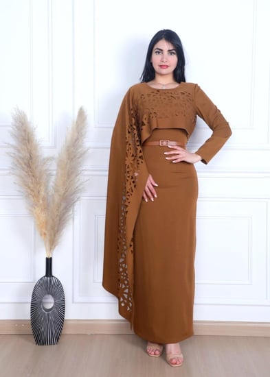 فستان طويل لون عسلي بتخريمة على الصدر وبقطعة القماش