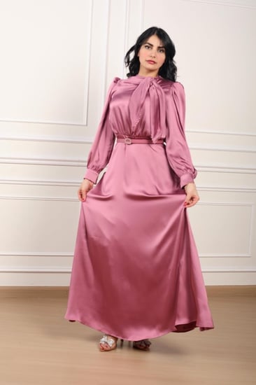 فستان زهري ناعم بفتحة رقبة على شكل فيونكة