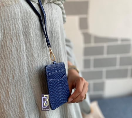 حامل بطاقات الأزرق بجلد الأفعى