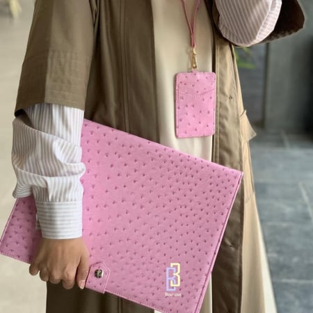 فولدر مع بطاقه عمل بجلد النعام باللون الوردي