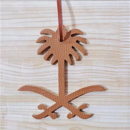 تعليقة سيفين ونخله باللون البني