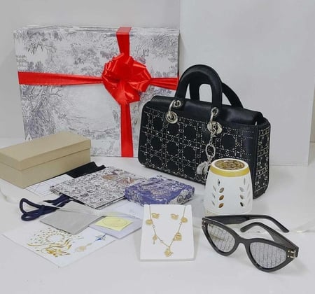 اجمل هدايا نسائية ماركة  القمة