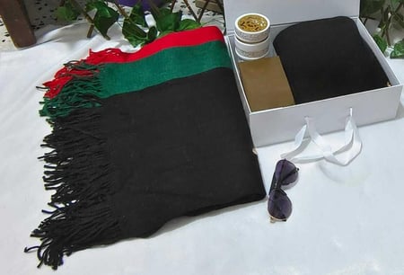 شال شتوي مع نظارة ومبخرة