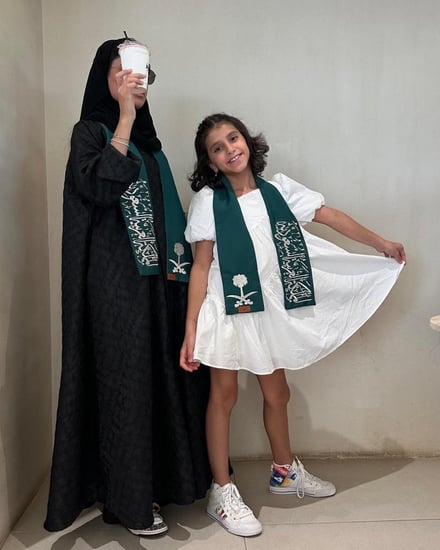 شال يوم وطني سعودي بشعار السيفين والنخلة وتطريز بارز