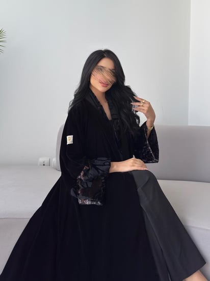 عبايه رقم 889  / القماش مخمل شتوي / القصه نص كلوش / طباعه ديجتال اسفل العبايه