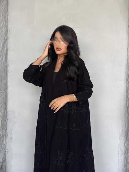 عبايه رقم 863 / القماش شيفون مبطن مع كريب / القصه كلوش  / التطريز كمبيوتر