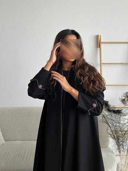 رقم العبايه 554 / القماش كريبل ملكي / القصه نص كلوش / التطريز كمبيوتر