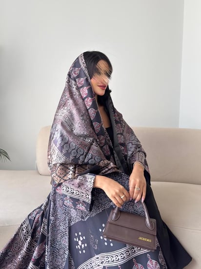 عبايه رقم 848 / القماش حرير / القصه نص كلوش