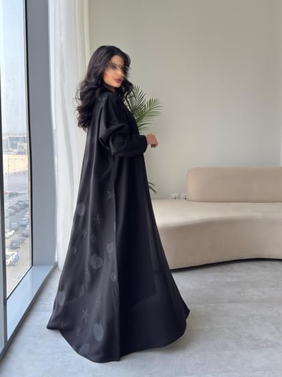 عبايه رقم 847 / القماش كريب ملكي   / القصه نص كلوش / التطريز كمبيوتر