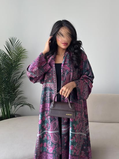 عبايه رقم 844 /  القماش حرير / القصه نص كلوش