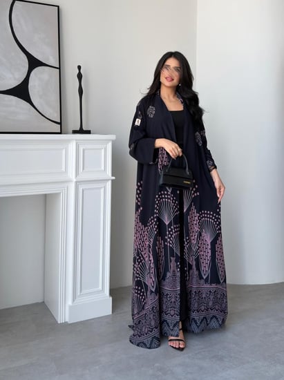 رقم العبايه 948 / القماش شيفون طباعه / القصه نص كلوش / القماش عرض 58 مقاسات 58 و60 تصير في العبايه توصيله من نفس القماش من عند الاكتاف