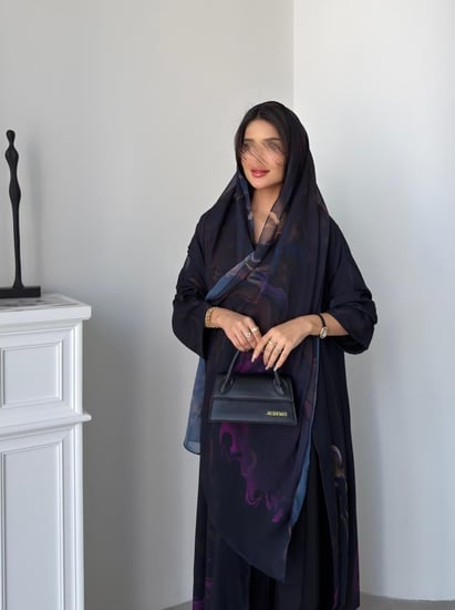 رقم العبايه 946 / القماش شيفون ناعم مع بطانه مع طرحه من نفس نوع القماش /القماش بارد يعطيك اطلاله جميله ب الصيف