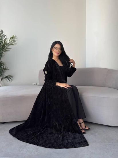 عبايه رقم 883 / القماش مخمل شتوي مبطن / القصه نص كلوش / الطباعه ديجتال