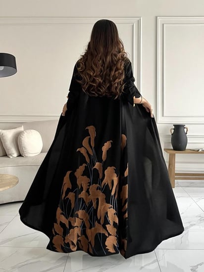 رقم العبايه 705 / القماش كريب المستقبل كوري / القصه نص كلوش / تطريز كمبيوتر