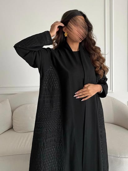 رقم العبايه 728 / القماش ملكي / القصه نص كلوش / التطريز كمبيوتر