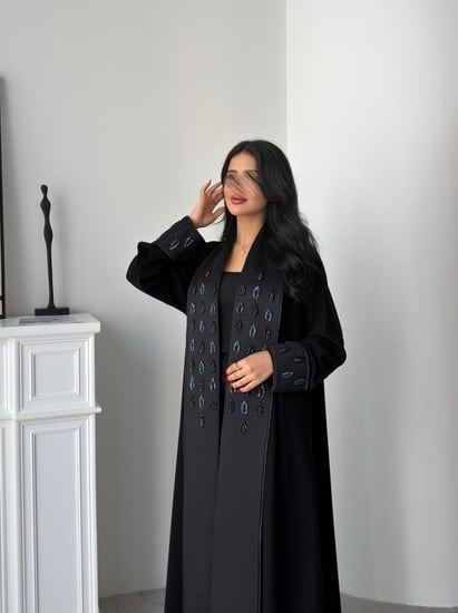 رقم العبايه 942 / القماش كريب ملكي / القصه نص كلوش / شك يدوي