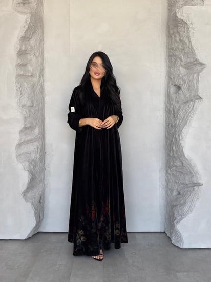 عبايه رقم 886 / القماش مخمل شتوي / القصه نص كلوش / طباعه ديجتال اسفل العبايه