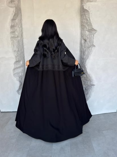 عبايه رقم 899 / القماش جاكار مع قماش كريب ملكي / القصه نص كلوش / كلفه جبير وسط العبايه