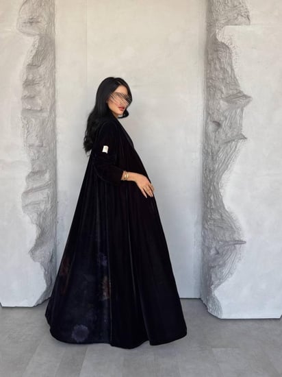 عبايه رقم 885 / القماش مخمل شتوي / القصه نص كلوش / طباعه ديجتال اسفل العبايه