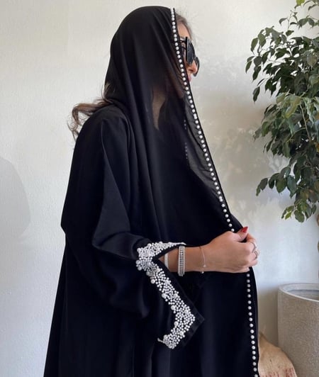 عبايه رقم 869 / القماش كريب ملكي / القصه نص كلوش / شك لولو