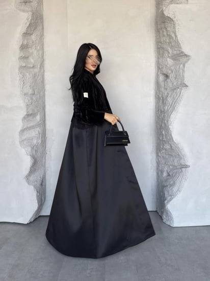 عبايه رقم 896 / القماش مخمل مكسر كع تفته استرتش روسي / القصه نص كلوش / اضافه كلفه جبير وسط العبايه
