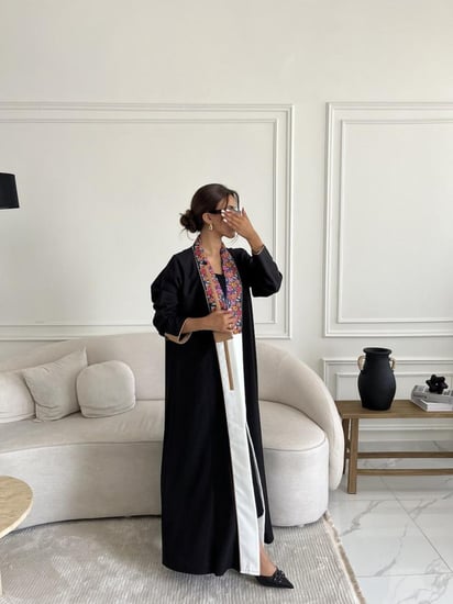 رقم العبايه 505 / القماش كريب ملكي / القصه نص كلوش / مع تدخيلات ملونه