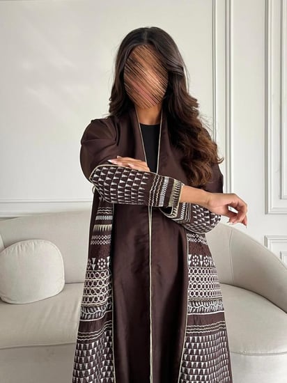 رقم العبايه 723 / القماش كريب لمار / القصه نص كلوش / التطريز كمبيوتر