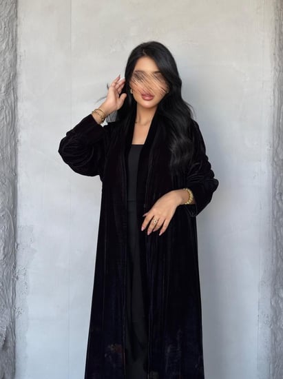 عبايه رقم 884 / القماش مخمل شتوي / القصه نص كلوش / طباعه ديجتال اسفل العبايه