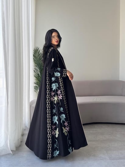 عبايه رقم 905 / القماش كريب كوبرا / التطريز كمبيوتر / متوفره ب تطريز اسود / القصه نص كلوش