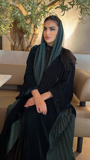 رقم العبايه 572 / القماش مخمل / كسرات علا الجوانب / القصه نص بشت