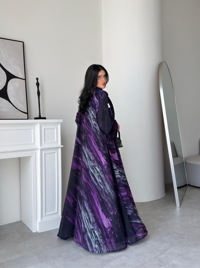 رقم العبايه    953/ القماش شيفون طباعه / القصه نص كلوش / القماش عرض 58 مقاسات 58 و60 تصير في العبايه توصيله من نفس القماش من عند الاكتاف