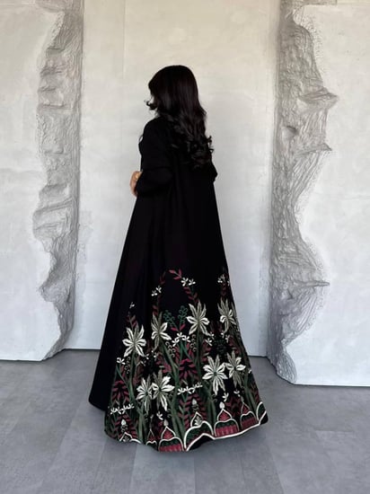 عبايه رقم 873 / القماش كريب ملكي / التطريز كمبيوتر / متوفره ب تطريز اسود /القصه نص كلوش