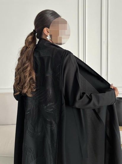 رقم العبايه 767  / كريب ملكي   / القصه نص كلوش / التطريز كمبيوتر
