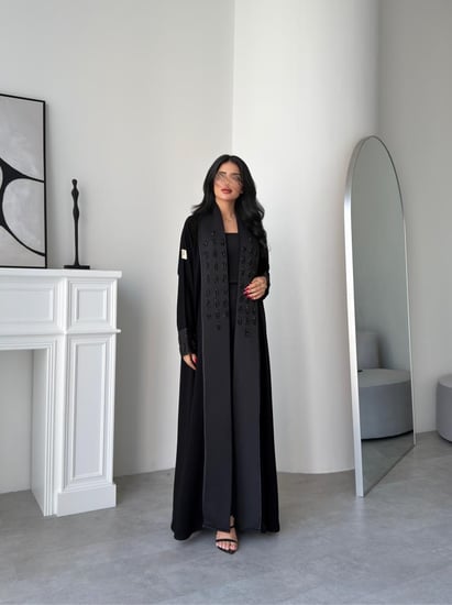 رقم العبايه 934 / القماش كريب ملكي   / القصه نص كلوش / شك يدوي