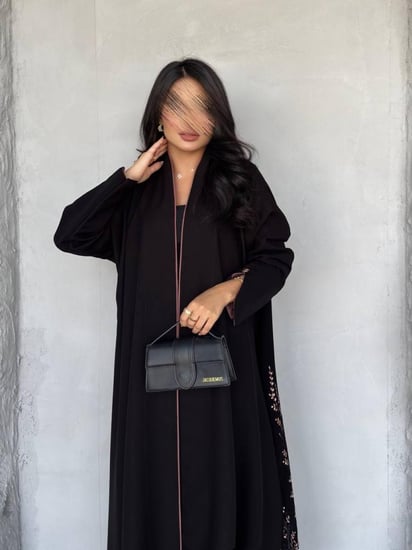 عبايه رقم 874  / القماش كريب  ملكي   / التطريز كمبيوتر/ متوفره ب تطريز اسود  /القصه نص كلوش