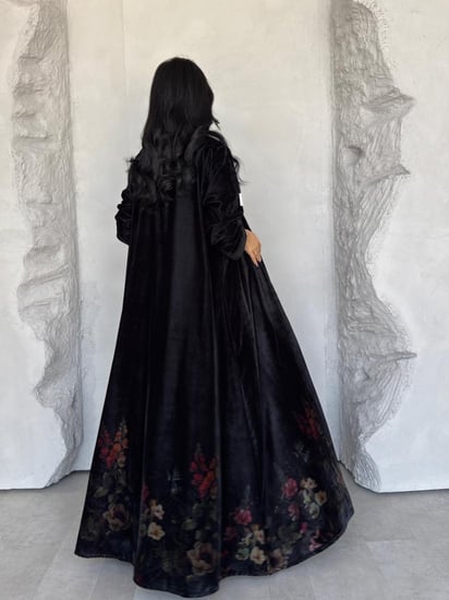 عبايه رقم 886 / القماش مخمل شتوي / القصه نص كلوش / طباعه ديجتال اسفل العبايه