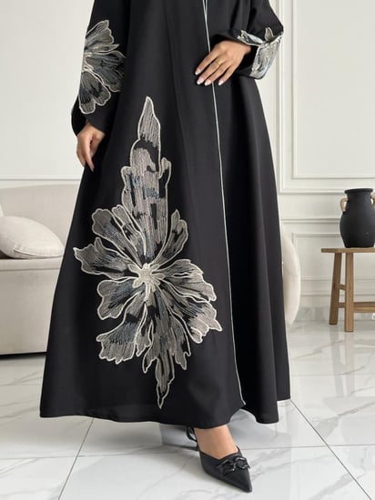 رقم العبايه 860 / القماش كريب ملكي / القصه نص كلوش / رسم