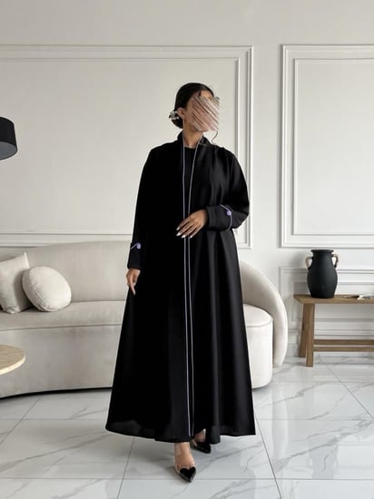 رقم العبايه 711  / القماش كريب ملكي  / القصه  نص كلوش / تطريز كمبيوتر