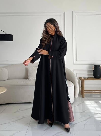 رقم العبايه 612/ القماش كريب ملكي / القصه نص كلوش / التطريز كمبيوتر / متوفره ب تطريز اسود