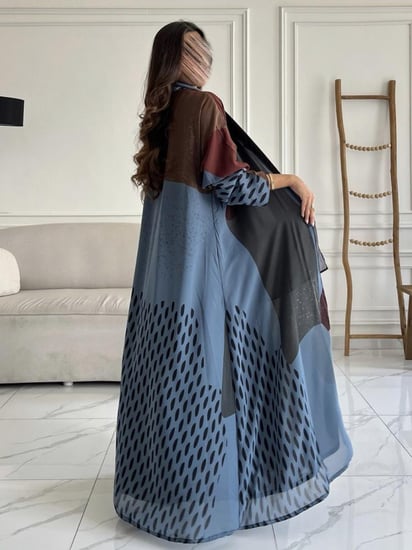 رقم العبايه 796 / القماش شيفون ناعم مع بطانه مع طرحه من نفس نوع القماش / القماش بارد يعطيك اطلاله جميله ب الصيف