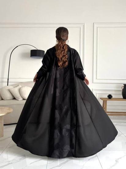 رقم العبايه 641/ القماش كريب ملكي   / القصه  نص كلوش  / التطريز كمبيوتر