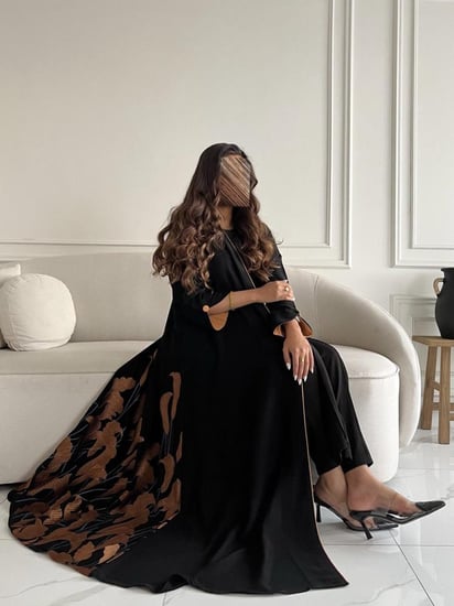 رقم العبايه 705 / القماش كريب المستقبل كوري / القصه نص كلوش / تطريز كمبيوتر