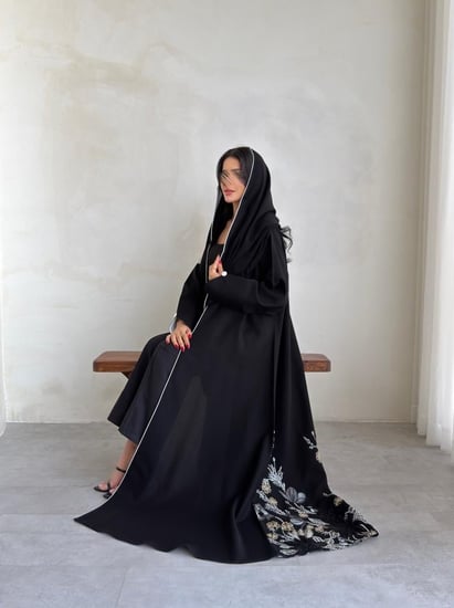 رقم العبايه 933  / القماش ملكي    / الفصه نص كلوش/ متوفره ب تطريز اسود  / التطريز كمبيوتر