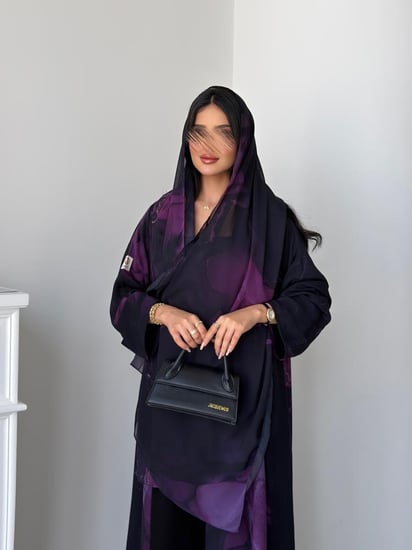 رقم العبايه 950 / القماش شيفون ناعم مع بطانه مع طرحه من نفس نوع القماش / القماش بارد يعطيك اطلاله جميله ب الصيف